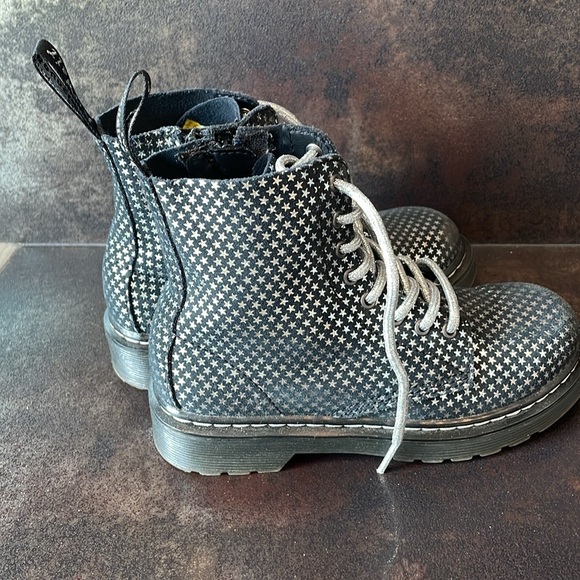 Toddler Black/Silver Stars Dr. Marten Size 13 - Picture 5 of 8
